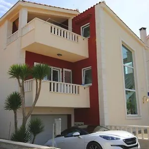 https://villa-guliver.hotels-in-trogir.com